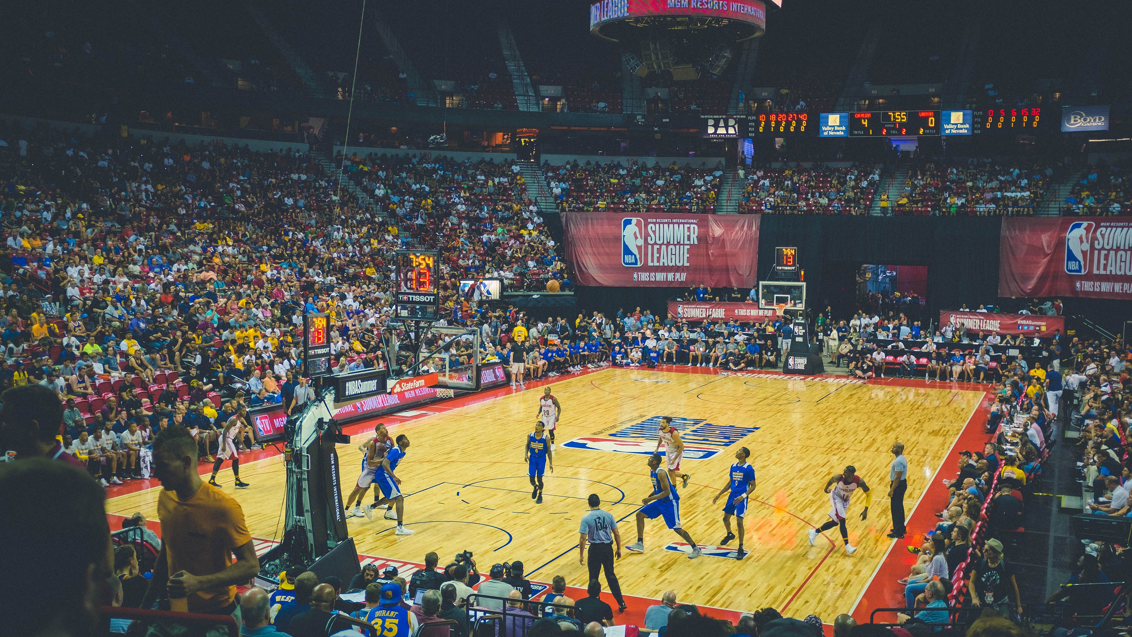 失利后的更衣室沉默展现职业球员的冷静与自省，球员在更衣室